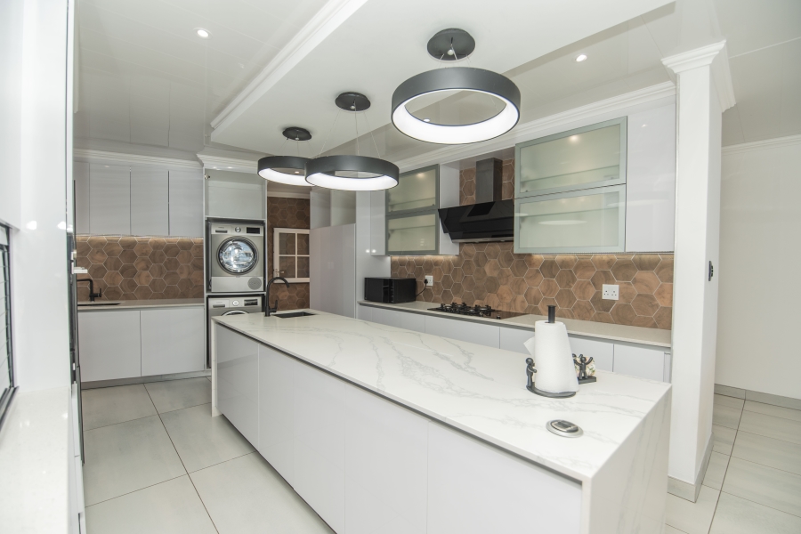 6 Bedroom Property for Sale in Beachview Eastern Cape